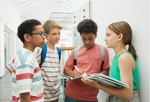estudiantes conversando grupo quechua