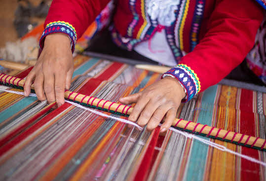 mujer tejiendo quechua